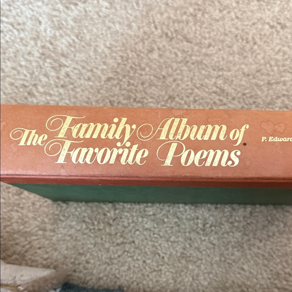The Family Album of Favorite Poems - Red and Green Hardcover